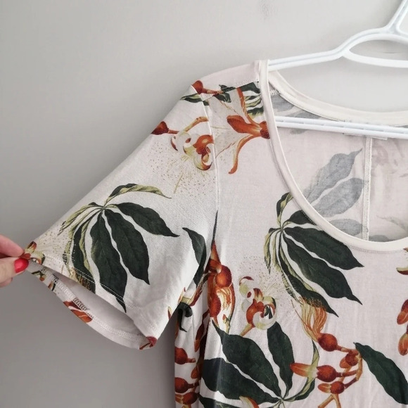 Aritzia Babaton Jersey Floral Tropical Scoop Neck Short Sleeve T-Shirt Small - Picture 5 of 14